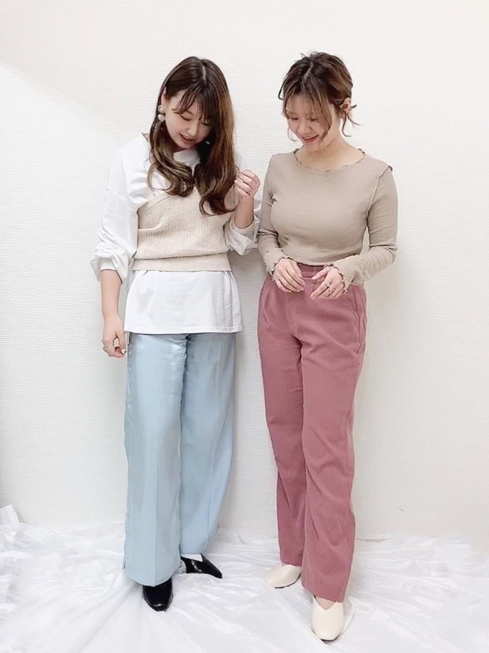 ブルー系のその他パンツ、ホワイト系のサンダル、ベージュ系のTシャツ/カットソーを着用したレディースの春コーディネートの1枚目の写真