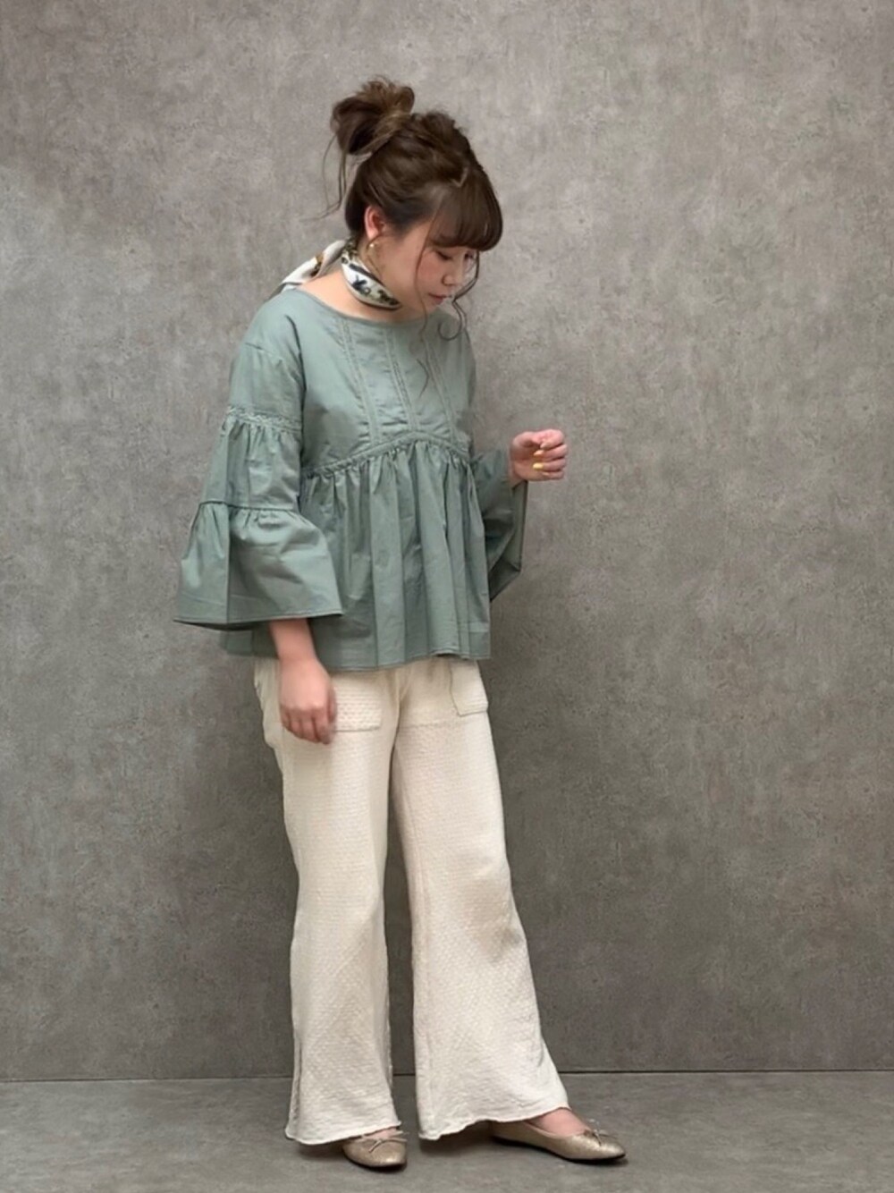 「春、おしゃれさんと繋がりたい、パンツスタイル、ootd、低身長、ピスタチオ、ブラウス、ミントグリーン、バレエシューズ、おだんごヘアー」｜「sangoの60sローンレーステープブラウス（シャツ/ブラウス、グリーン系）」を使った、Nodoka.さん（レディース・154cm）の春コーディネートの1枚目の写真