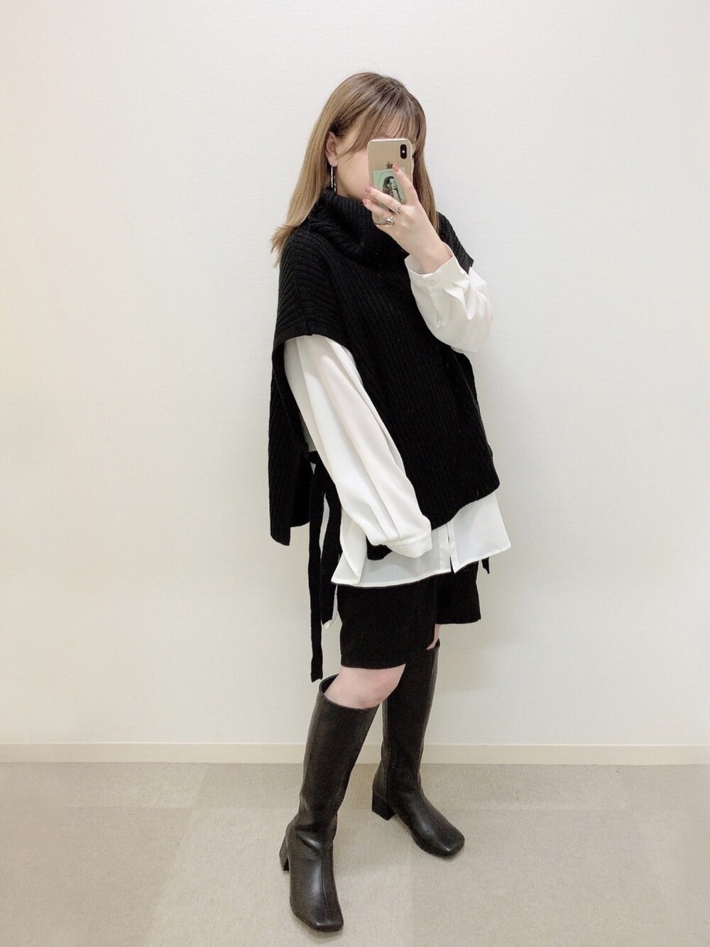 「ハーフパンツ、ニットベスト、ニット、ロングブーツ、スクエアトゥ、オトナカジュアル、パンツスタイル、低身長、ブラックコーデ、トレンド」｜「rpsのサイドリボンタートルリブニットベスト（ベスト、ブラック系）」を使った、Nodoka.さん（レディース・154cm）の秋コーディネートの1枚目の写真