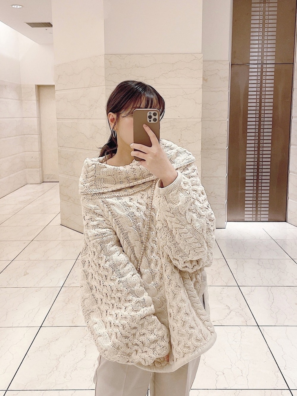 「淡色コーデ、オトナ女子、ゆるコーデ、ニット、オフショル、パールネックレス、ベージュコーデ、ボリュームニット、ワントーンコーデ、2021年」｜「FLENのアイテム（ニット/セーター、ホワイト系）」を使った、Nodoka.さん（レディース・154cm）の冬コーディネートの1枚目の写真