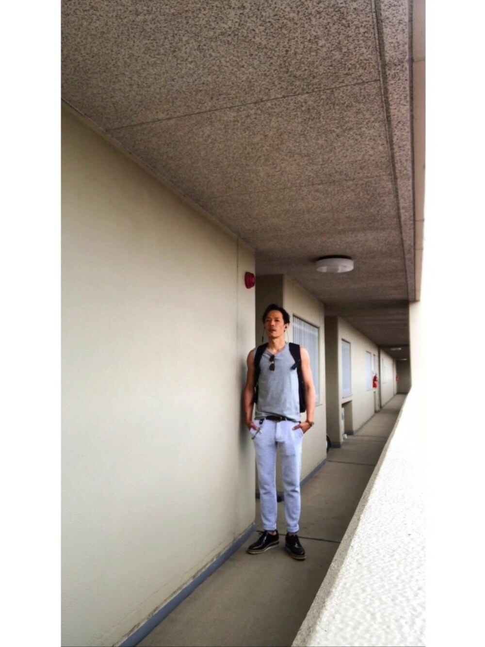 「休日スタイル、タンクトップ、サングラス、シアサッカー、リュック、腕時計、ブレスレット、ブーツ」｜「DAILY STANDARD by SANDINISTAのCadet Sleeveless Tee / スリーブレストップ（タンクトップ、グレー系）」を使った、mmさん（メンズ・176cm）の夏コーディネートの1枚目の写真