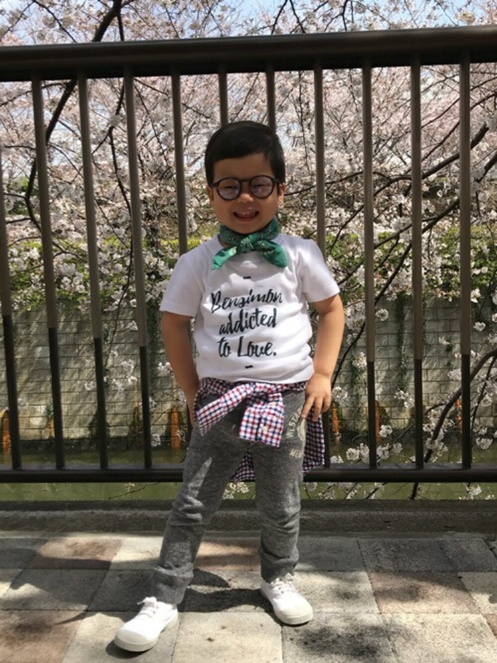 「グリーン、白、バンダナ、白スニーカー、キッズコーデ、春コーデ、メガネ男子、お花見、白Tシャツ、BENSIMON」｜「BENSIMONのTennis Lacets, Kids（スニーカー、ホワイト系）」を使った、BS_KIDS_STAFFさん（キッズ・99cm）の春コーディネートの1枚目の写真