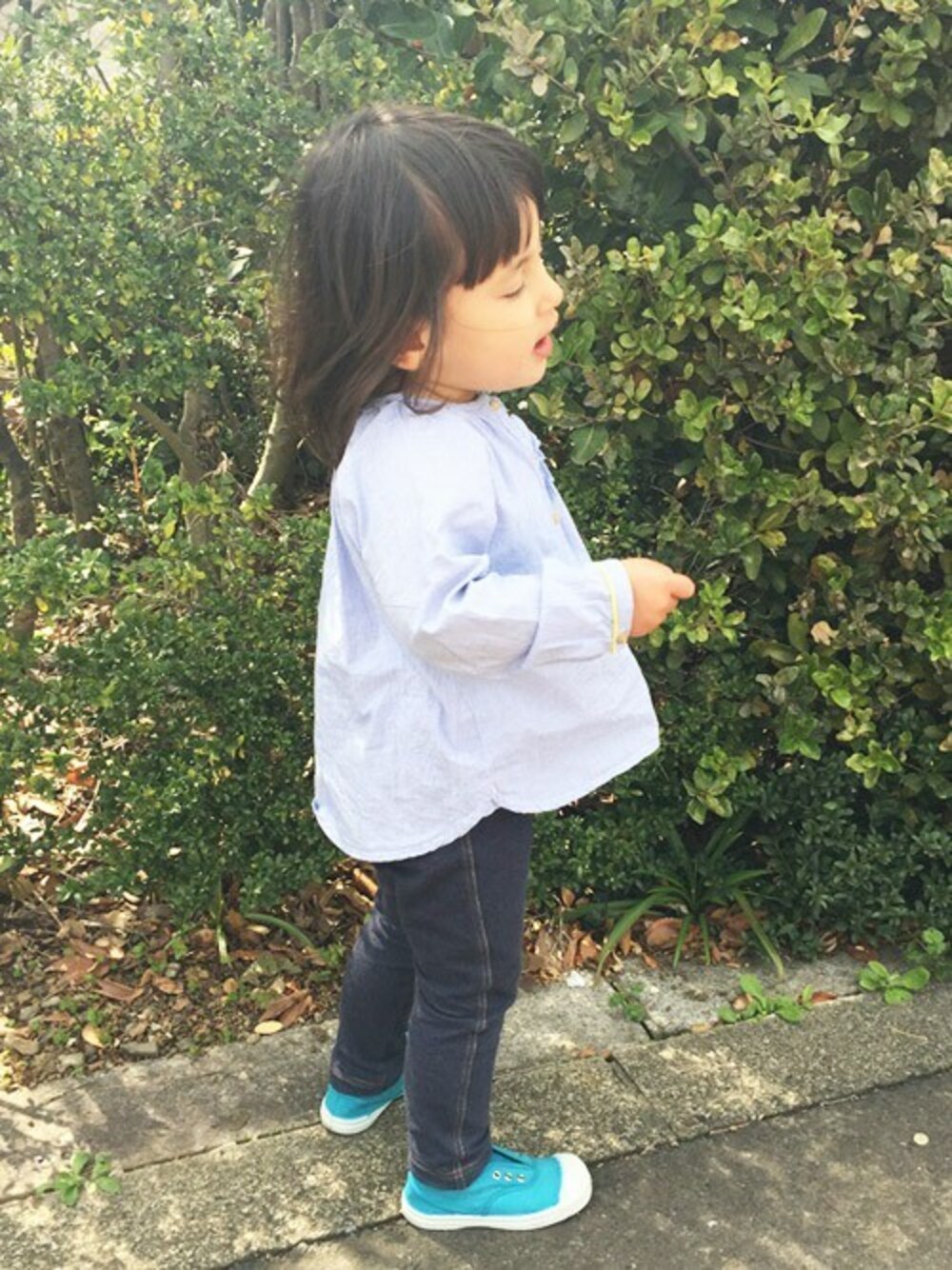 「デニム、チュニック、スリッポン、水色、キッズコーデ、ベンシモン、シンプルコーデ、BENSIMON」｜「BENSIMONのTennis Elly, Kids（スリッポン、ブルー系）」を使った、BS_KIDS_STAFFさん（キッズ・90cm）の春コーディネートの1枚目の写真