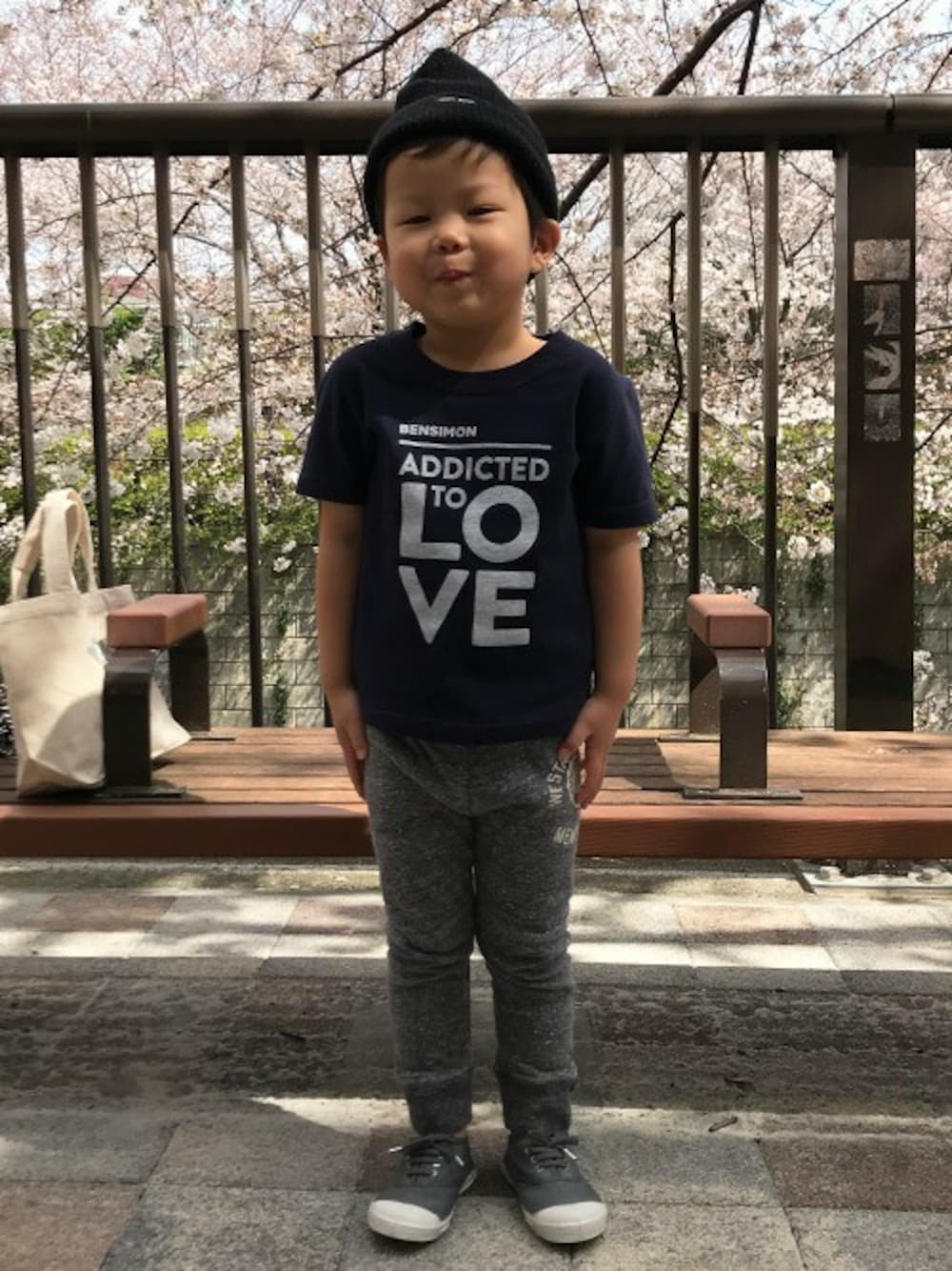 「スニーカー、ニットキャップ、キッズコーデ、春コーデ、お花見、おとこのこ、ネイビー×グレー、BENSIMON、気をつけのポーズ」｜「BENSIMONの[Kids] プリントTシャツ（Tシャツ/カットソー、ブルー系）」を使った、BS_KIDS_STAFFさん（キッズ・99cm）の春コーディネートの1枚目の写真