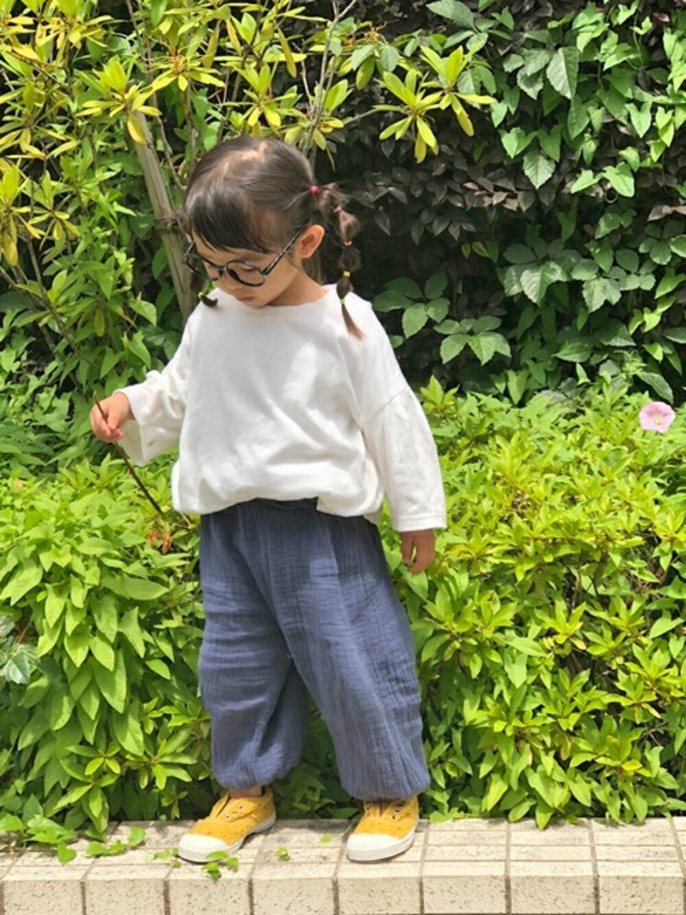 「イエロー、スリッポン、キッズコーデ、シンプルコーデ、イエロー×ブルー、BENSIMON、ZOZO限定」｜「BENSIMONのTennis Elly Schiffly, Kids（スリッポン、イエロー系）」を使った、BS_KIDS_STAFFさん（キッズ・85cm）の春コーディネートの1枚目の写真
