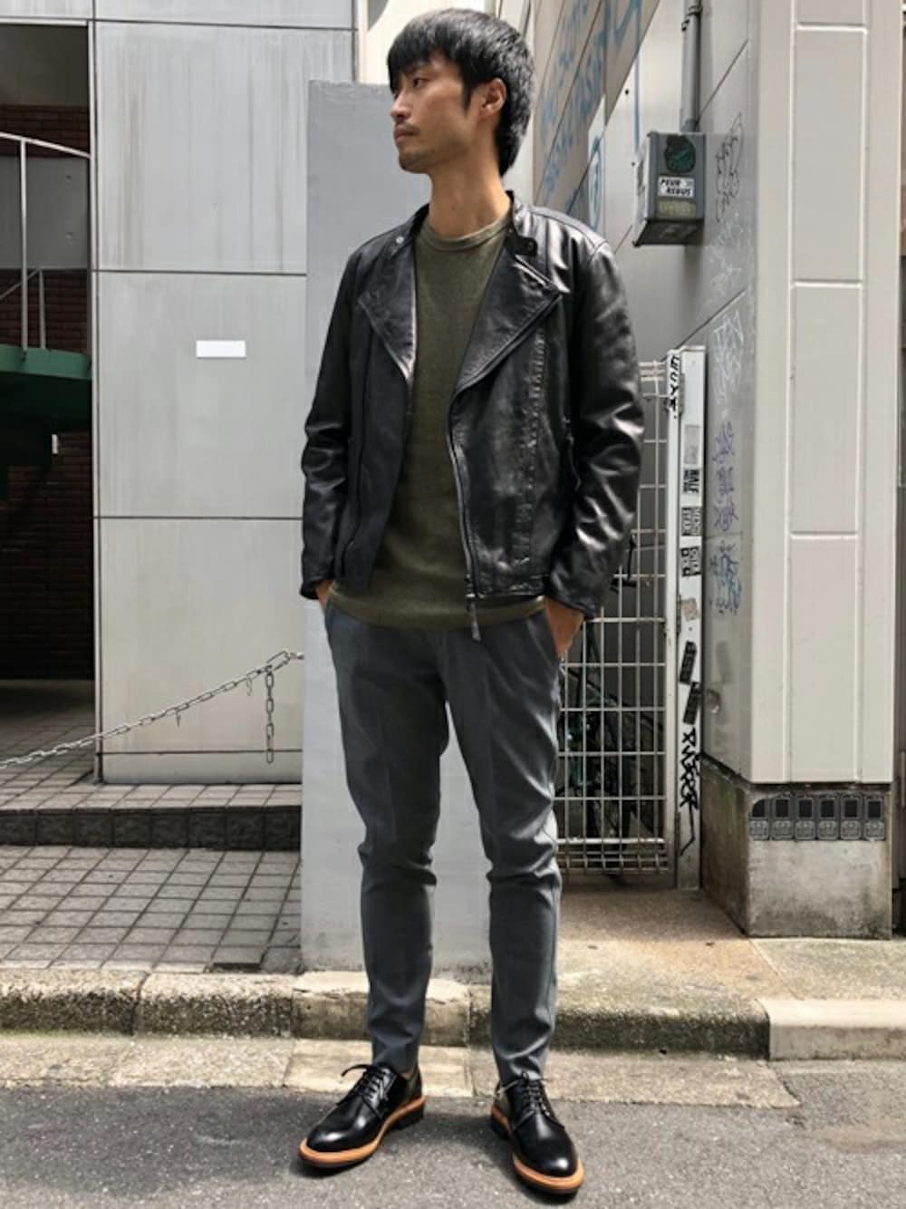 「カジュアル、シンプル、レザージャケット、ライダース、秋のコーデ、nano・universe、シンプルコーデ、秋、オトナカジュアル、秋コーデ」｜「NANO universeのワッフルラウンドＴシャツ　Ｌ／Ｓ（Tシャツ/カットソー、グリーン系）」を使った、nano・universe men’s STAFFさん（メンズ・174cm）の秋コーディネートの1枚目の写真