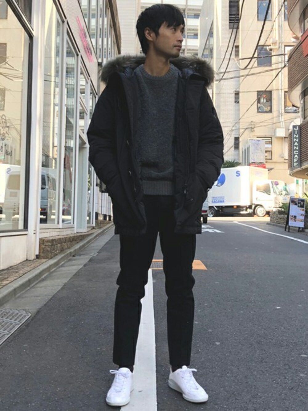 「スニーカー、ニット、ダウンジャケット、カジュアル、シンプル、冬コーデ、冬、nano・universe、シンプルコーデ、カジュアルコーデ」｜「NANO universeの西川ダウン　アークティックダウン（ダウンジャケット/コート、ブラック系）」を使った、nano・universe men’s STAFFさん（メンズ・174cm）の秋コーディネートの1枚目の写真