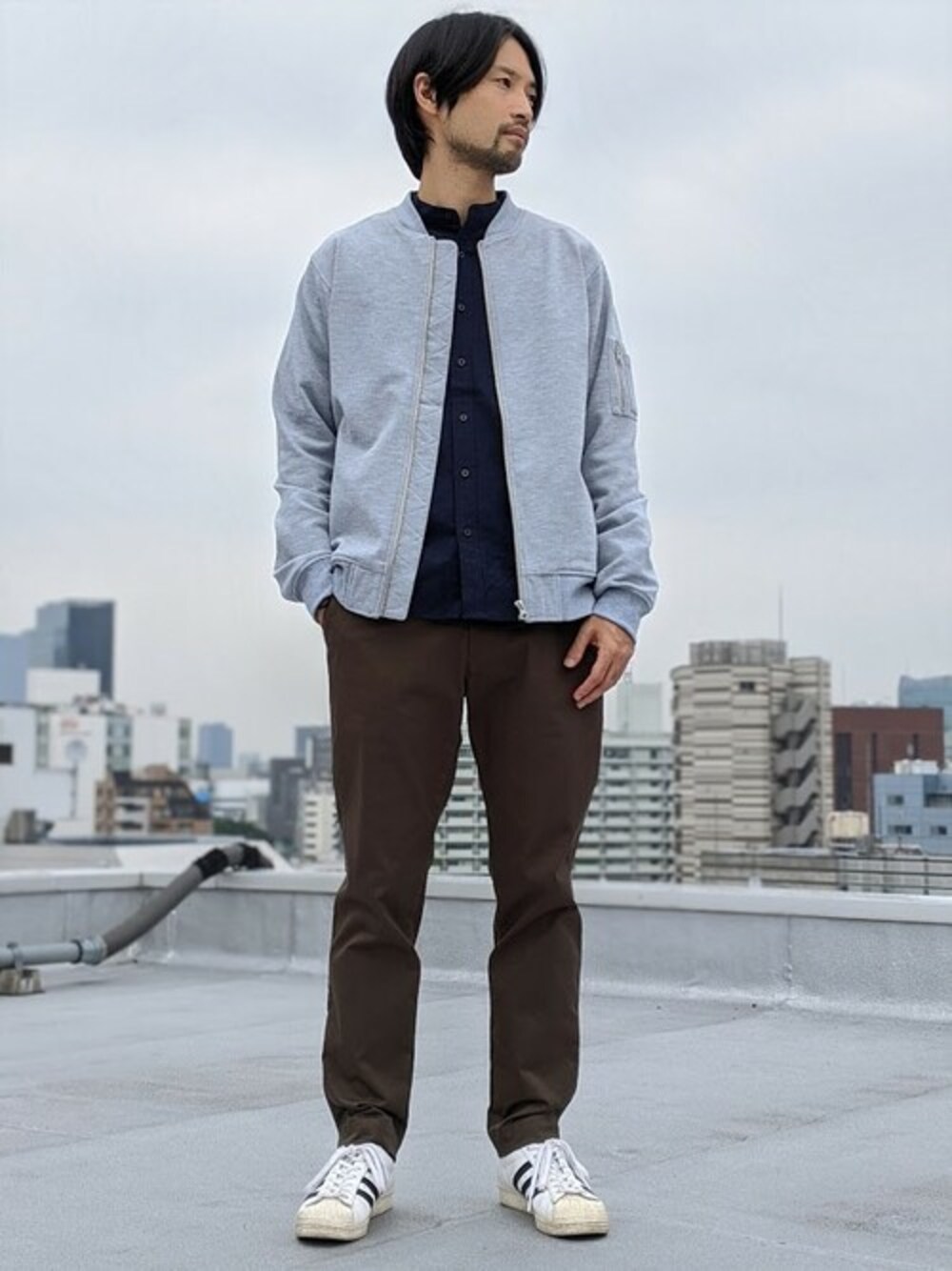 グレー系のMA-1、ブルー系のシャツ/ブラウス、グリーン系のその他パンツを着用したメンズの秋コーディネートの1枚目の写真