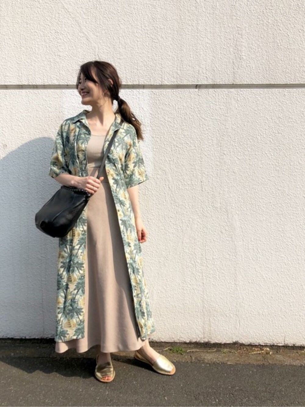 「大人カジュアル、シャツワンピ、アロハ柄、ロングワンピース、ポシェット、春コーデ、シャツスタイル、春夏コーデ、カジュアルコーデ、アロハシャツ」｜「ear PAPILLONNERのアロハ柄ワンピース（ワンピース、グリーン系）」を使った、ear_PAPILLONNERさん（レディース・159cm）の春コーディネートの1枚目の写真