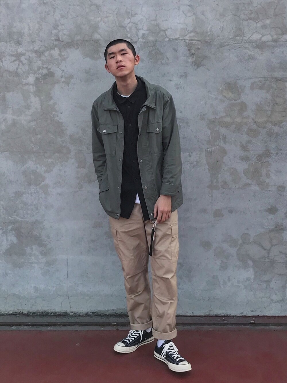 「converse、ootd、ootdtw」｜「H&Mのアイテム（シャツ/ブラウス、ブラック系）」を使った、YungXianさん（メンズ・182cm）の春コーディネートの1枚目の写真