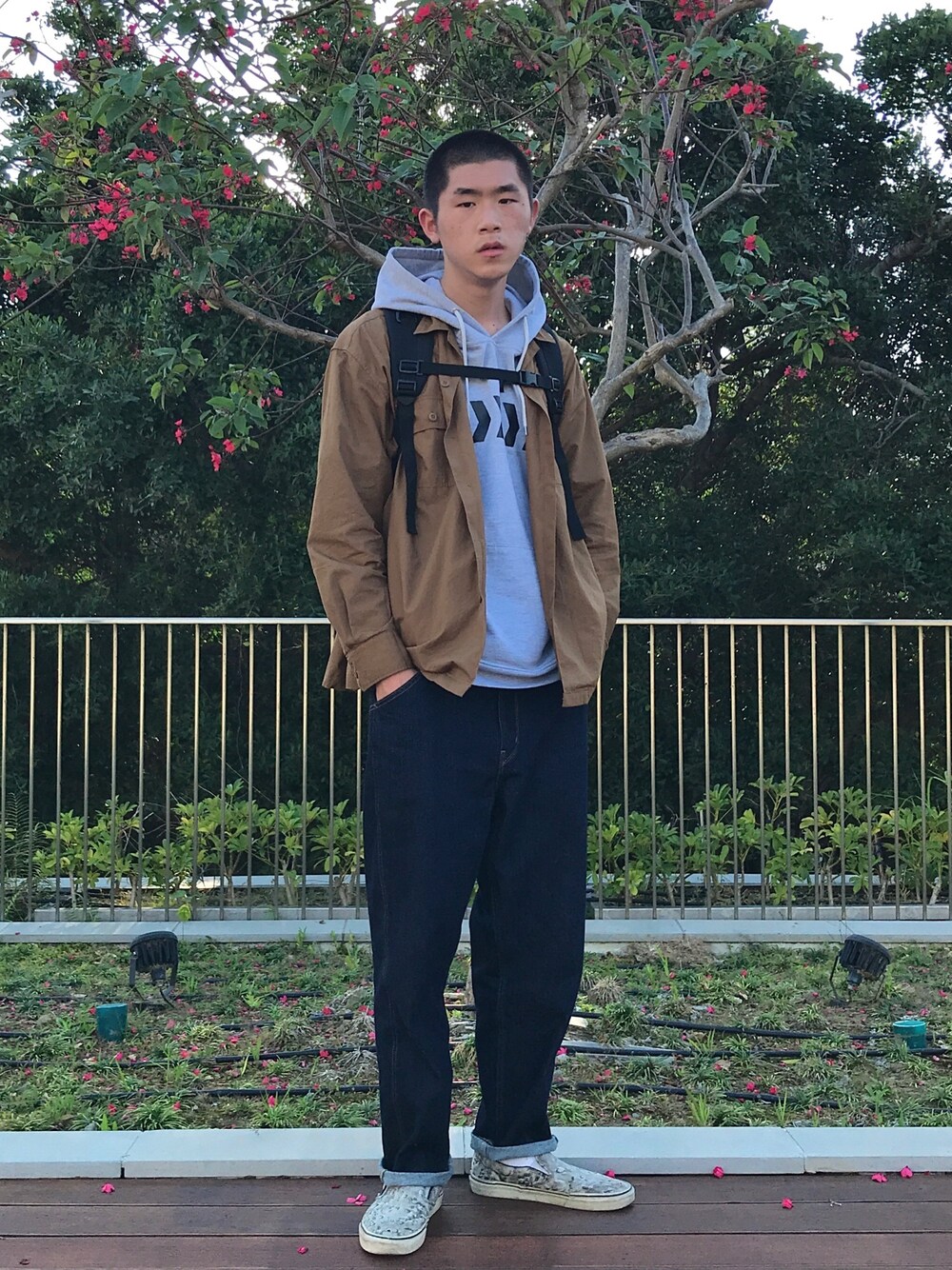 「ootd、ootdtw、VANS」｜「UNIQLOのアイテム（シャツ/ブラウス、ブラウン系）」を使った、YungXianさん（メンズ・182cm）の春コーディネートの1枚目の写真