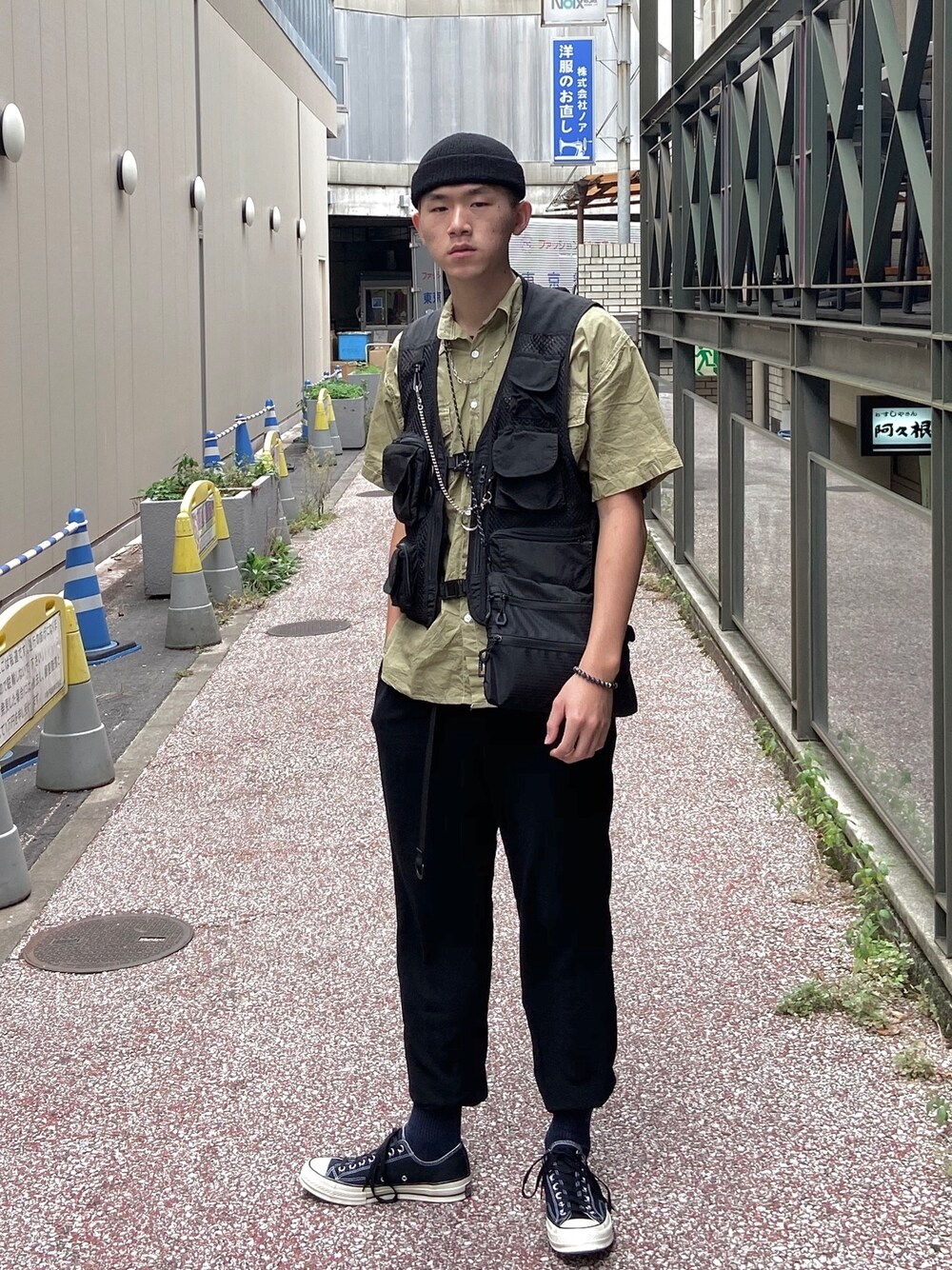 「converse、ootd、ootdtw」｜「NETのアイテム（チノパンツ、ブラック系）」を使った、YungXianさん（メンズ・182cm）の春コーディネートの1枚目の写真