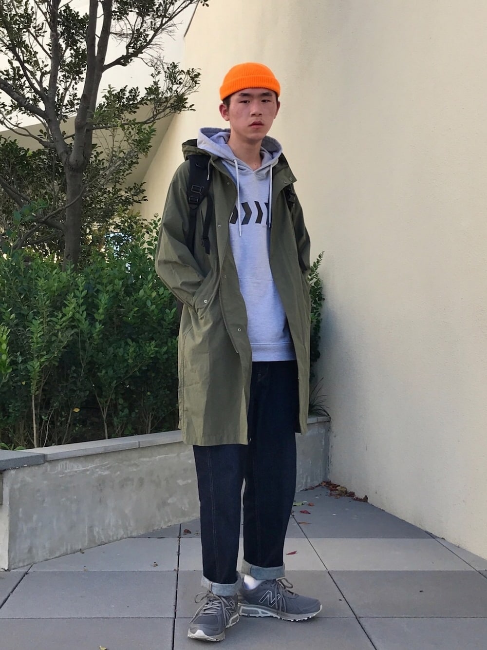 「New Balance、ootd、ootdtw」｜「LOWRYS FARMのアイテム（トレンチコート、グリーン系）」を使った、YungXianさん（メンズ・182cm）の春コーディネートの1枚目の写真