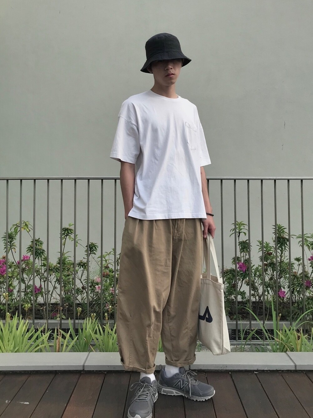 「ootd、ootdtw、New Balance」｜「GUのアイテム（トップス、ホワイト系）」を使った、YungXianさん（メンズ・182cm）の春コーディネートの1枚目の写真