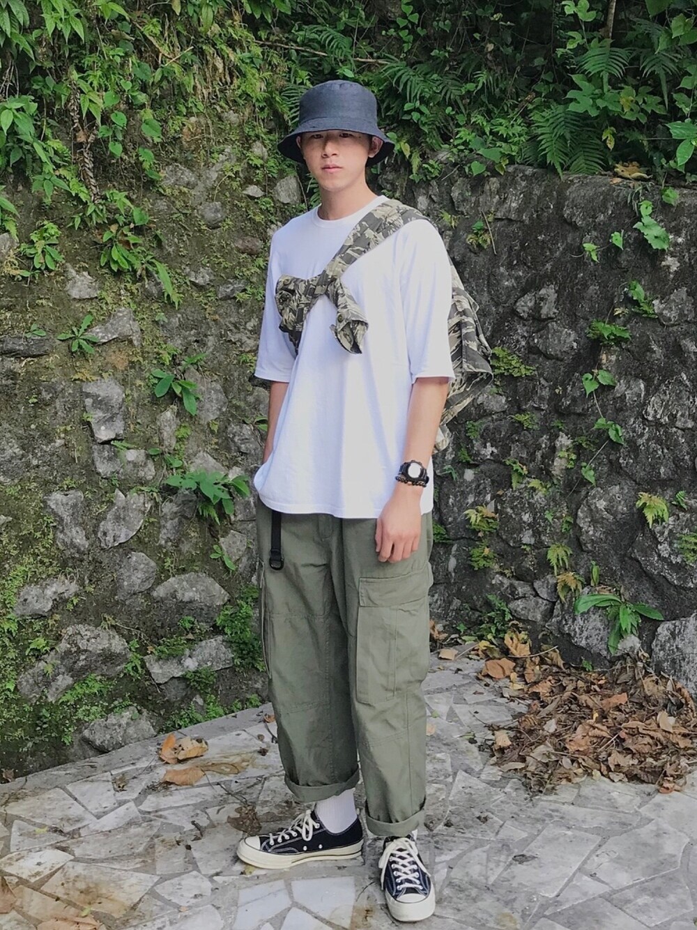 「converse、ootd、ootdtw」｜「CONVERSEのアイテム（シューズ、ブラック系）」を使った、YungXianさん（メンズ・180cm）の秋コーディネートの1枚目の写真