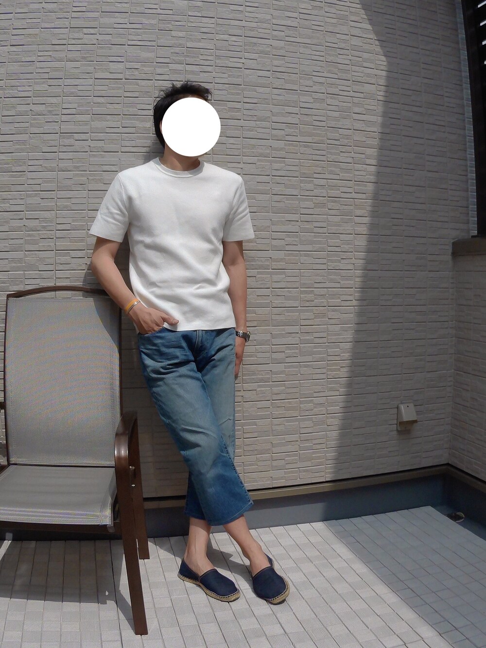 ホワイト系のニット/セーター、ブルー系のデニムパンツ、ブルー系のスニーカーを着用したメンズの夏コーディネートの1枚目の写真