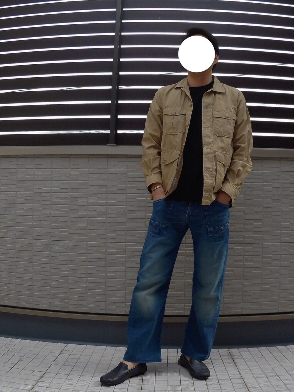 ベージュ系のシャツ/ブラウス、ブラック系のTシャツ/カットソー、ブルー系のデニムパンツを着用したメンズの夏コーディネートの1枚目の写真