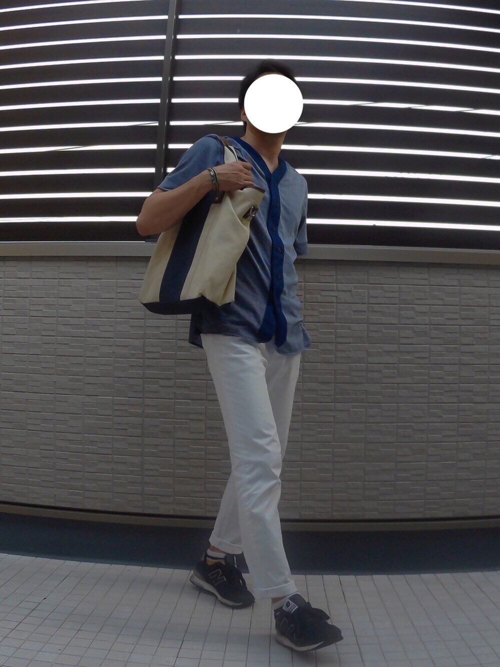 ブルー系のシャツ/ブラウス、ホワイト系のデニムパンツ、ブラック系のスニーカーを着用したメンズの夏コーディネートの1枚目の写真