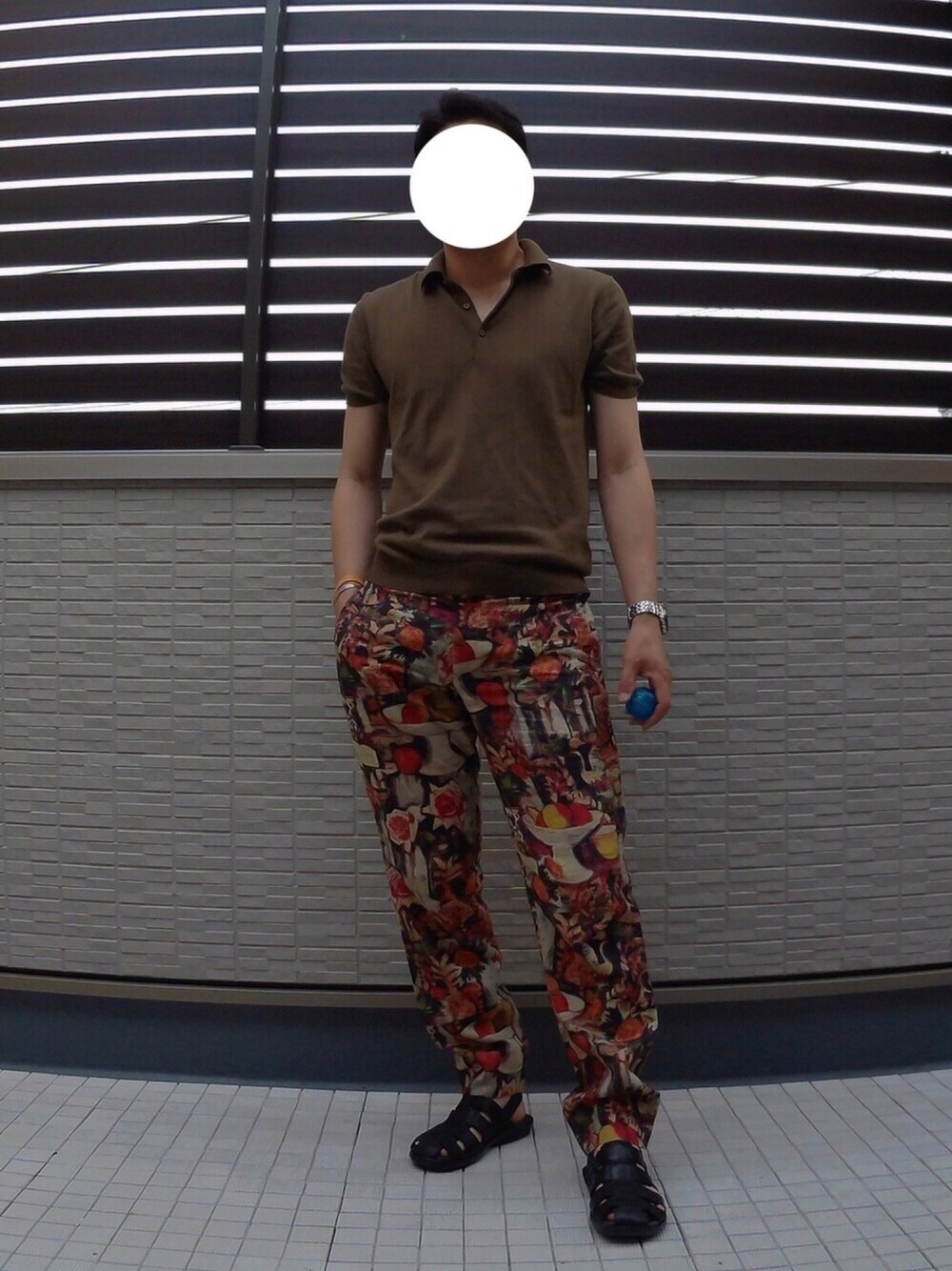 グリーン系のニット/セーター、その他のその他パンツ、ブラック系のサンダルを着用したメンズの夏コーディネートの1枚目の写真