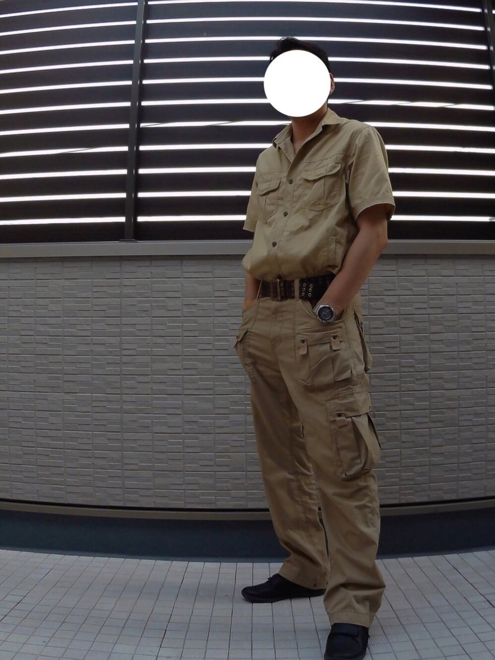 ベージュ系のシャツ/ブラウス、ベージュ系のカーゴパンツ、ブラック系のスニーカーを着用したメンズの夏コーディネートの1枚目の写真