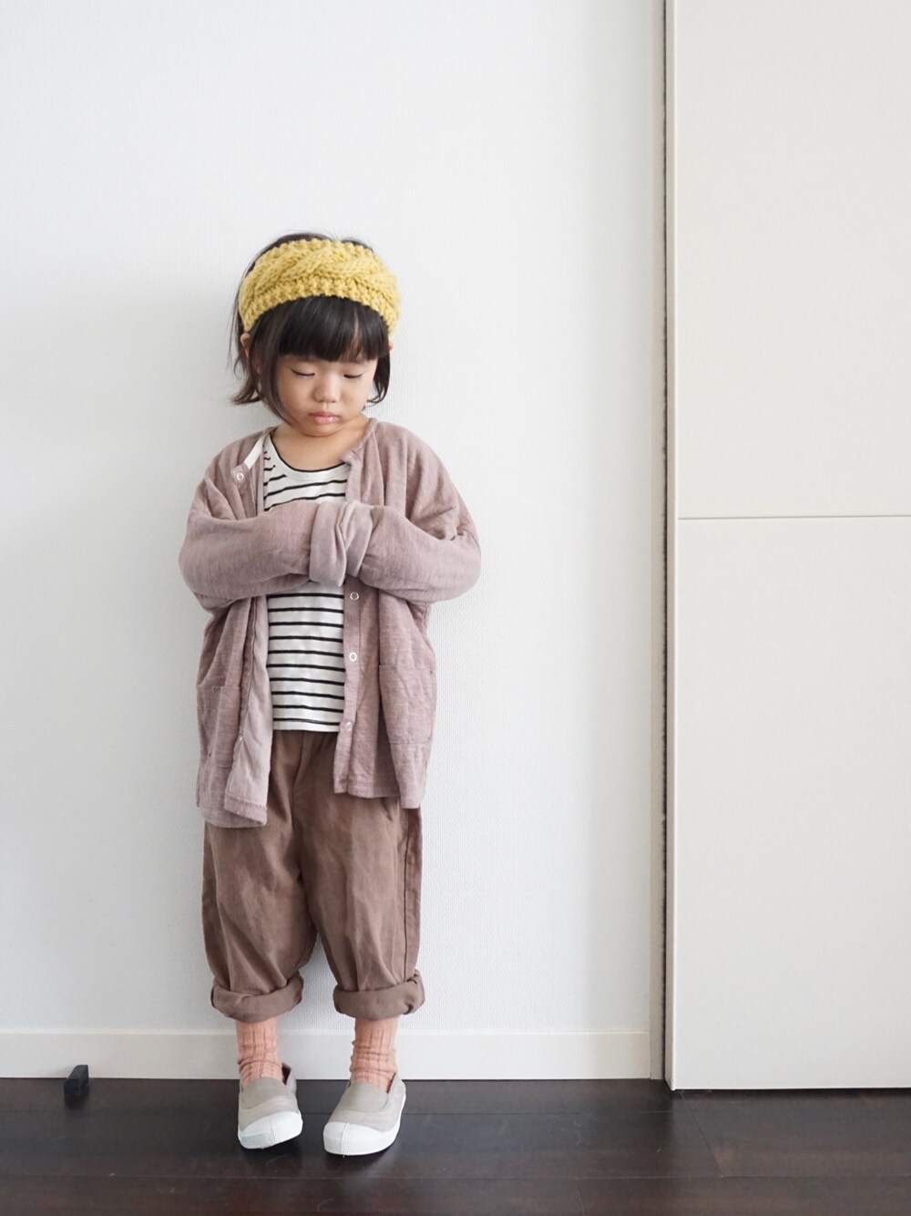 「秋のブラウンスタイル、ラブアンドピース2018、韓国ファッション、ニットヘアバンド、働蜂雑貨店、カーディガン、ボーダー、タンクトップ、ブラウン、スリッポン」｜「tesi-gotoのアイテム（ヘアバンド、イエロー系）」を使った、kotoさん（キッズ・100cm）の秋コーディネートの1枚目の写真