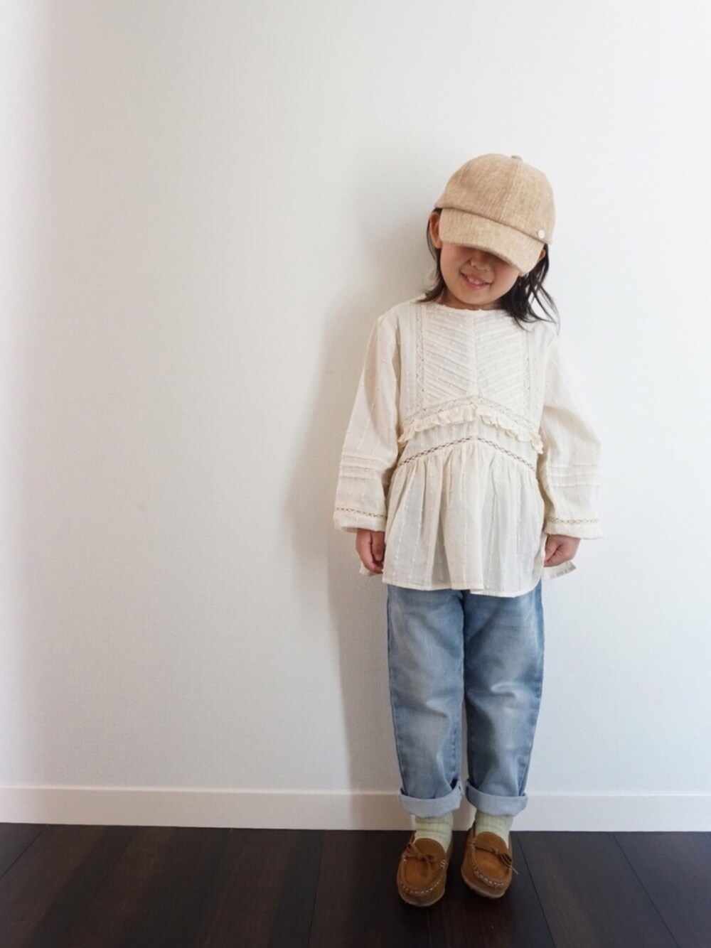 「キャップ、ブラウス、刺繍ブラウス、ZARA、デニム、モカシン、靴下チラ見せ、春コーデ、ロールアップ、薄色デニム」｜「petit mainのバックリボンキャップ（キャップ、ベージュ系）」を使った、kotoさん（キッズ・100cm）の春コーディネートの1枚目の写真