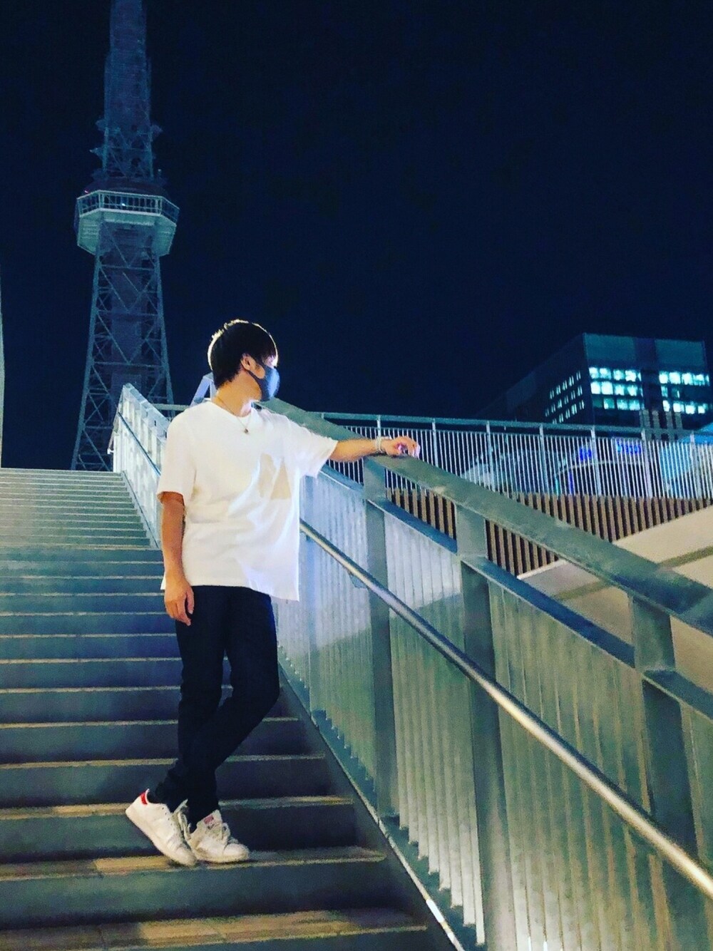 ベージュ系のTシャツ/カットソー、その他のデニムパンツ、ホワイト系のスニーカーを着用したメンズの秋コーディネートの1枚目の写真