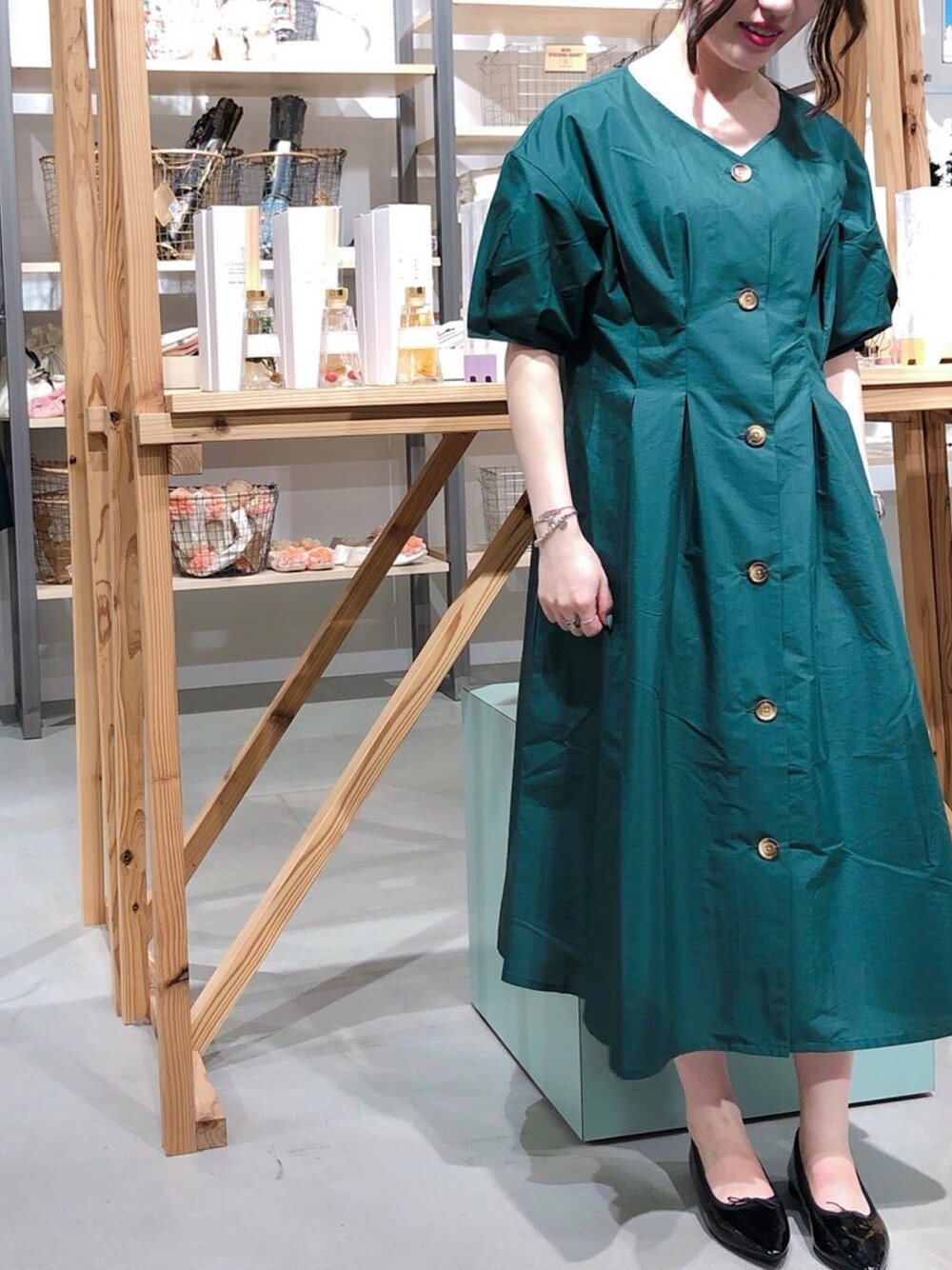 「KOE、koeexpocity、ワンピース、バレエシューズ」｜「koeのフロントタックワンピース ●（ワンピース、グリーン系）」を使った、まなみさん（レディース・157cm）の夏コーディネートの1枚目の写真