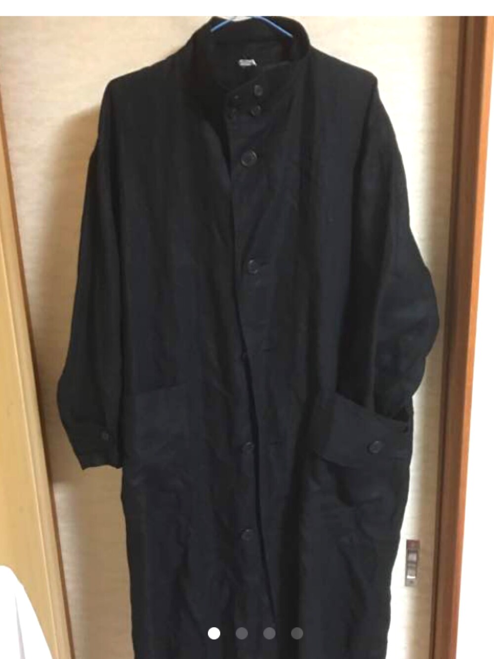 「メルカリ売り出し中、古着、ロングコート、黒」｜「古着のアイテム（ジャケット/アウター、ブラック系）」を使った、うめさん（メンズ・179cm）の春コーディネートの1枚目の写真
