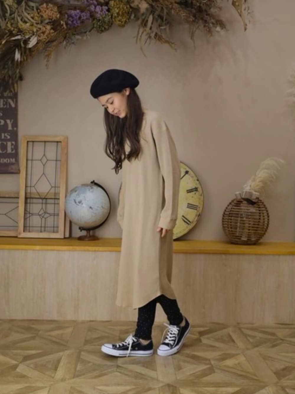 ベージュ系のワンピース、その他のその他パンツを着用したキッズの秋コーディネートの1枚目の写真