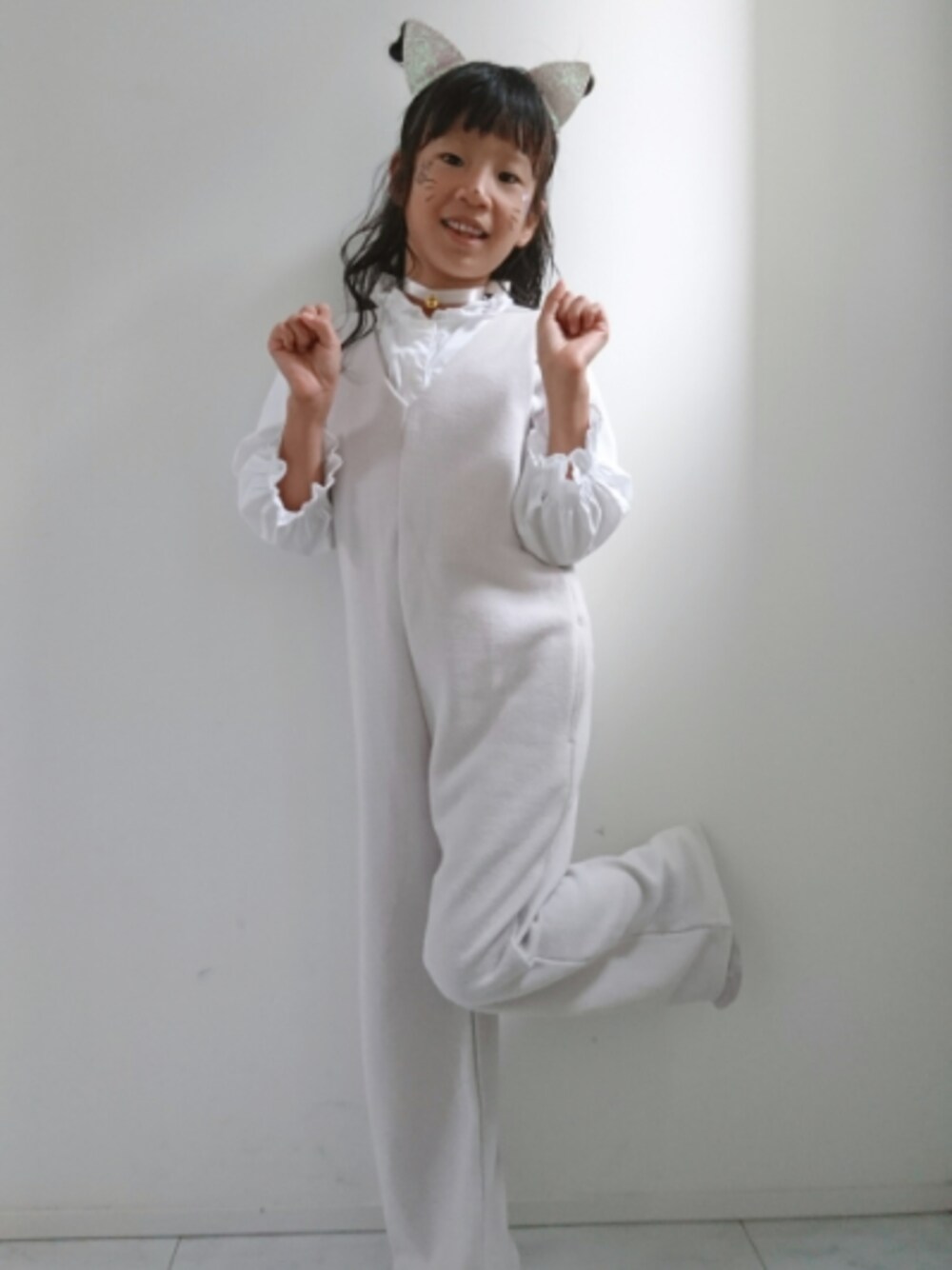「wearhalloween2019、ハロウィン、しろねこ、kids、キッズコーデ、おんなのこ」｜「petit mainのビスチェ付き長袖シャツワンピース（シャツワンピース、ホワイト系）」を使った、nikaさん（キッズ・120cm）の秋コーディネートの1枚目の写真