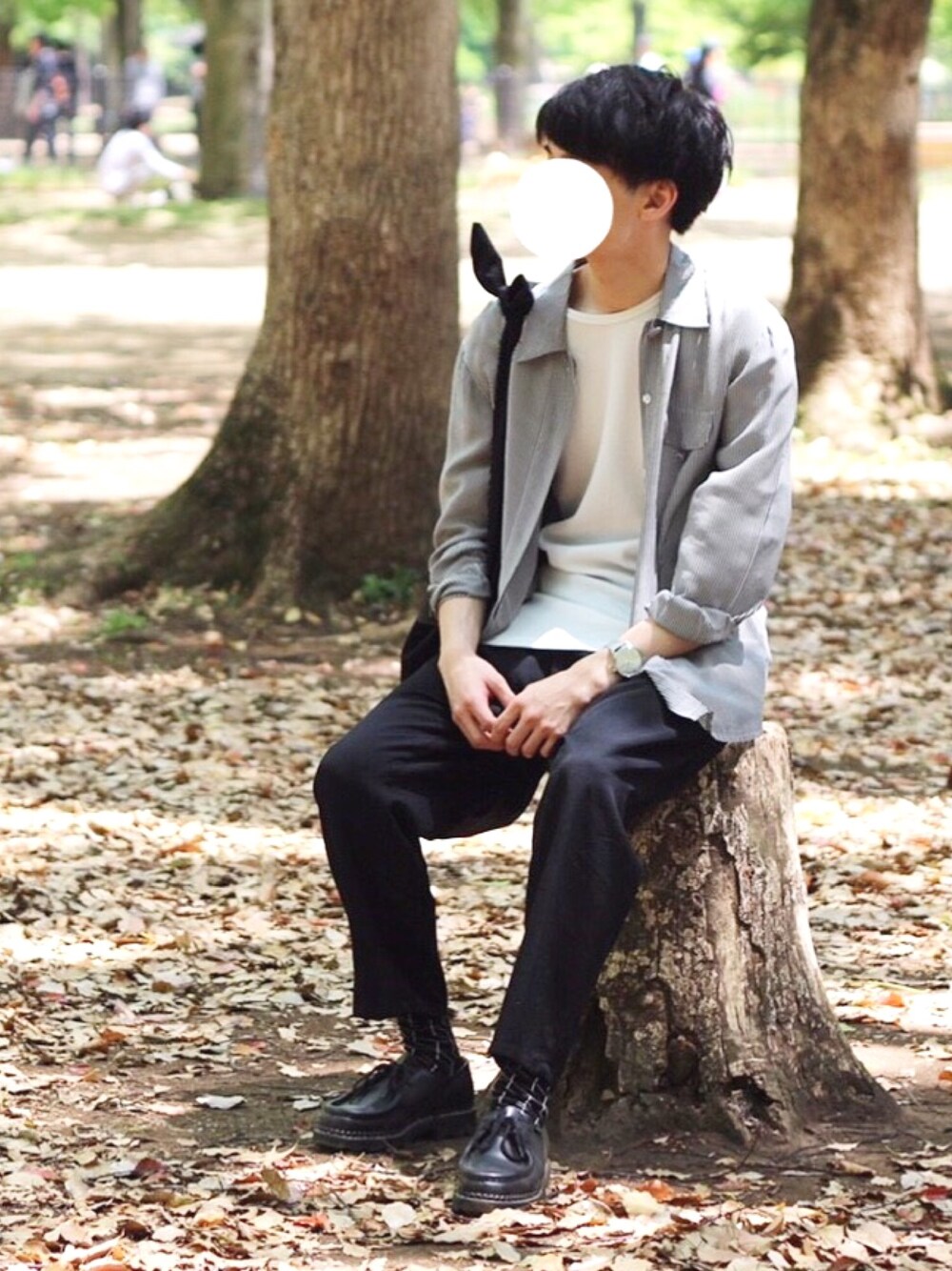 ブラック系のシャツ/ブラウス、ブラック系のショルダーバッグ、ブラック系のその他パンツを着用したメンズの夏コーディネートの1枚目の写真