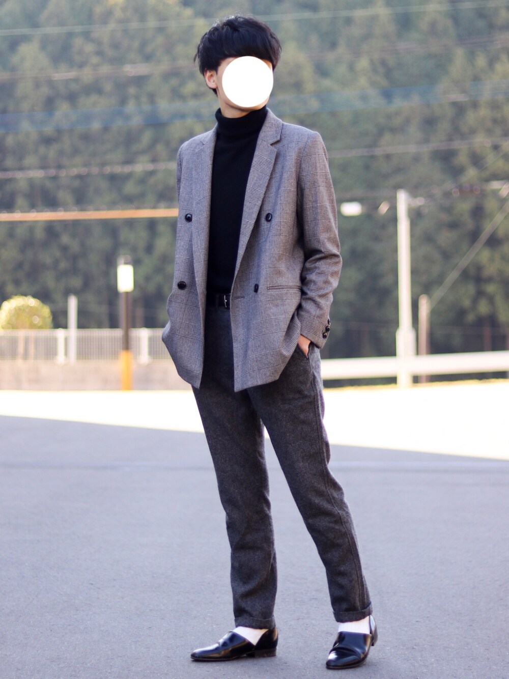 グレー系のテーラードジャケット、ブラック系のニット/セーター、グレー系のその他パンツを着用したメンズの冬コーディネートの1枚目の写真