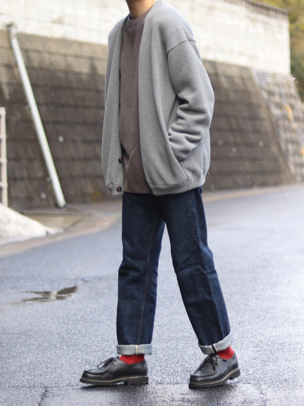 「crepusculeのCrepuscule / Moss Stitch Cardigan（カーディガン/ボレロ、グレー系）」を使った、ponさん（メンズ・168cm）の春コーディネートの1枚目の写真