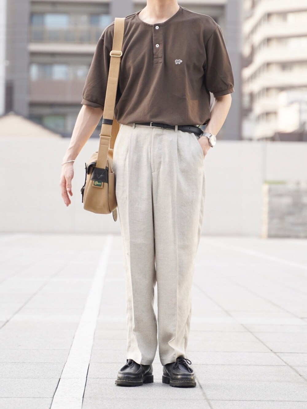 「ヘンリーネック」｜「Scyeの【Scye】鹿の子ヘンリーネックTシャツ MEN（Tシャツ/カットソー、ブラウン系）」を使った、ponさん（メンズ・168cm）の夏コーディネートの1枚目の写真