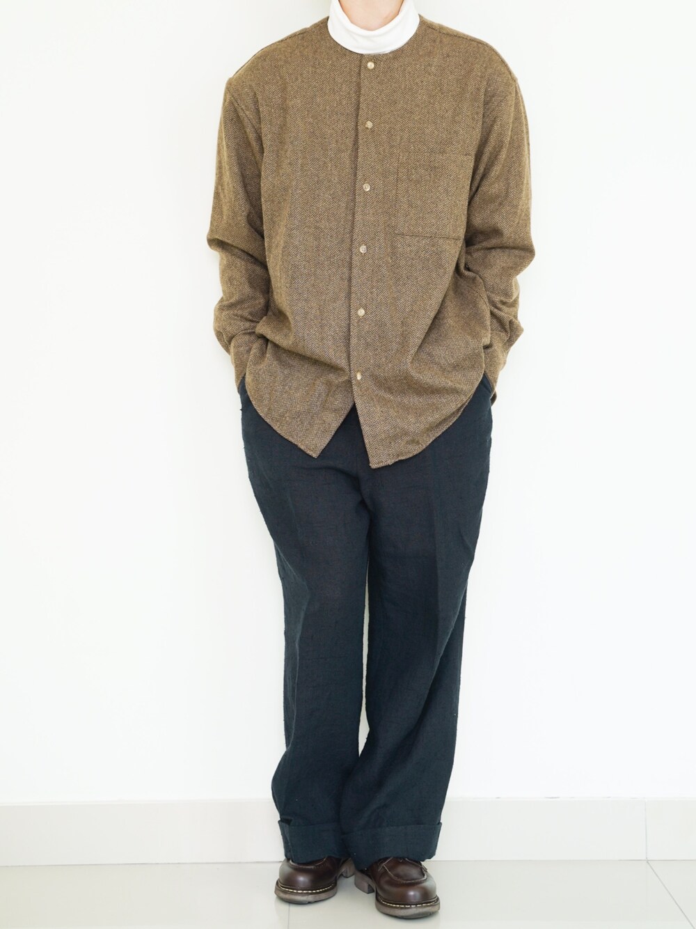 「CLANEのHERRINGBONE NO COLLAR SHIRT（シャツ/ブラウス、ベージュ系）」を使った、ponさん（メンズ・168cm）の冬コーディネートの1枚目の写真