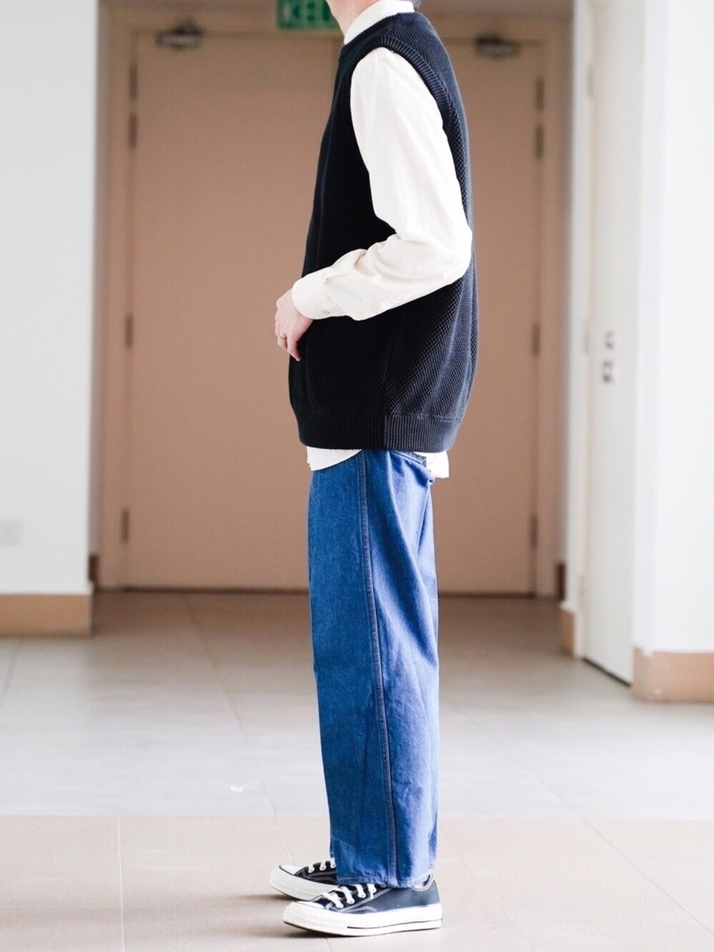 「ニットベスト、デニム、デニムパンツ」｜「crepusculeのニット ベスト moss stitch vest 1901-007（ベスト、ブラック系）」を使った、ponさん（メンズ・168cm）の春コーディネートの1枚目の写真