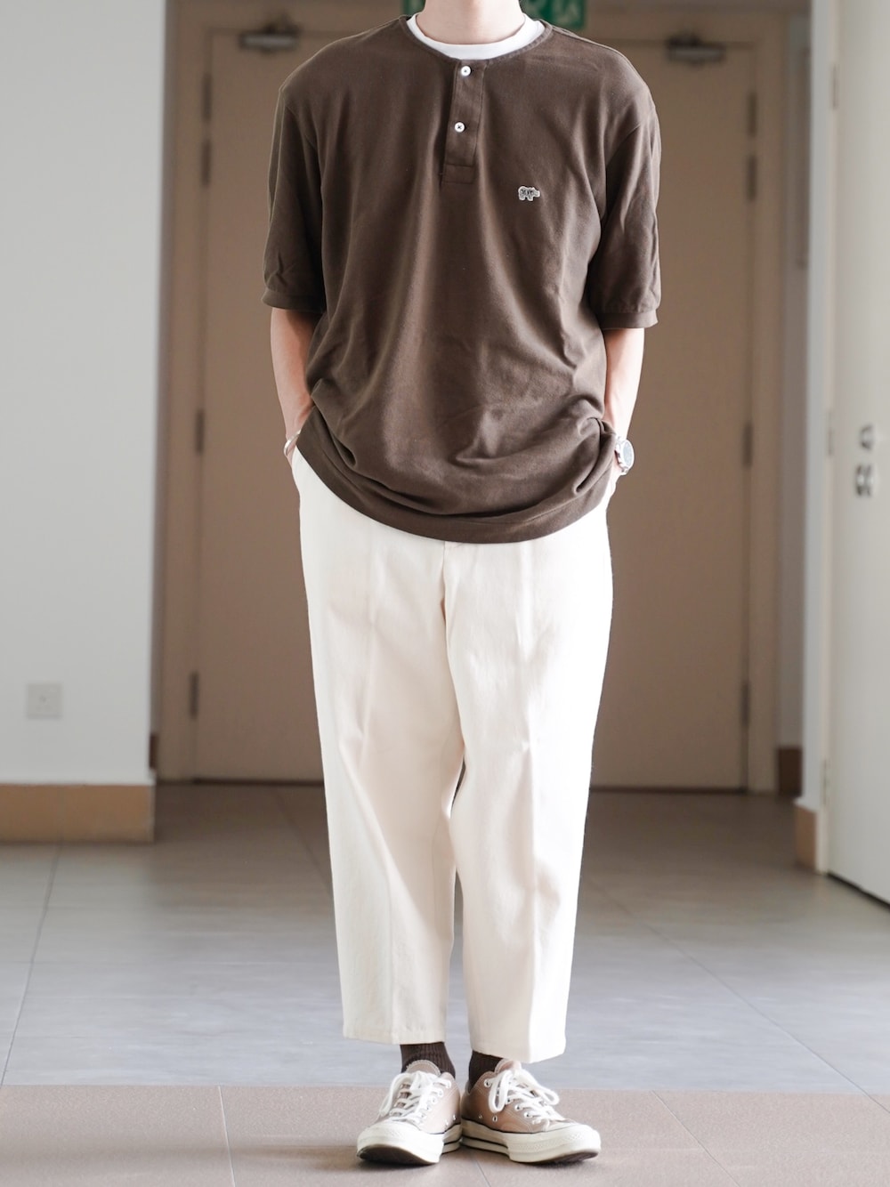 「Scyeの【Scye】鹿の子ヘンリーネックTシャツ MEN（Tシャツ/カットソー、ブラウン系）」を使った、ponさん（メンズ・168cm）の春コーディネートの1枚目の写真