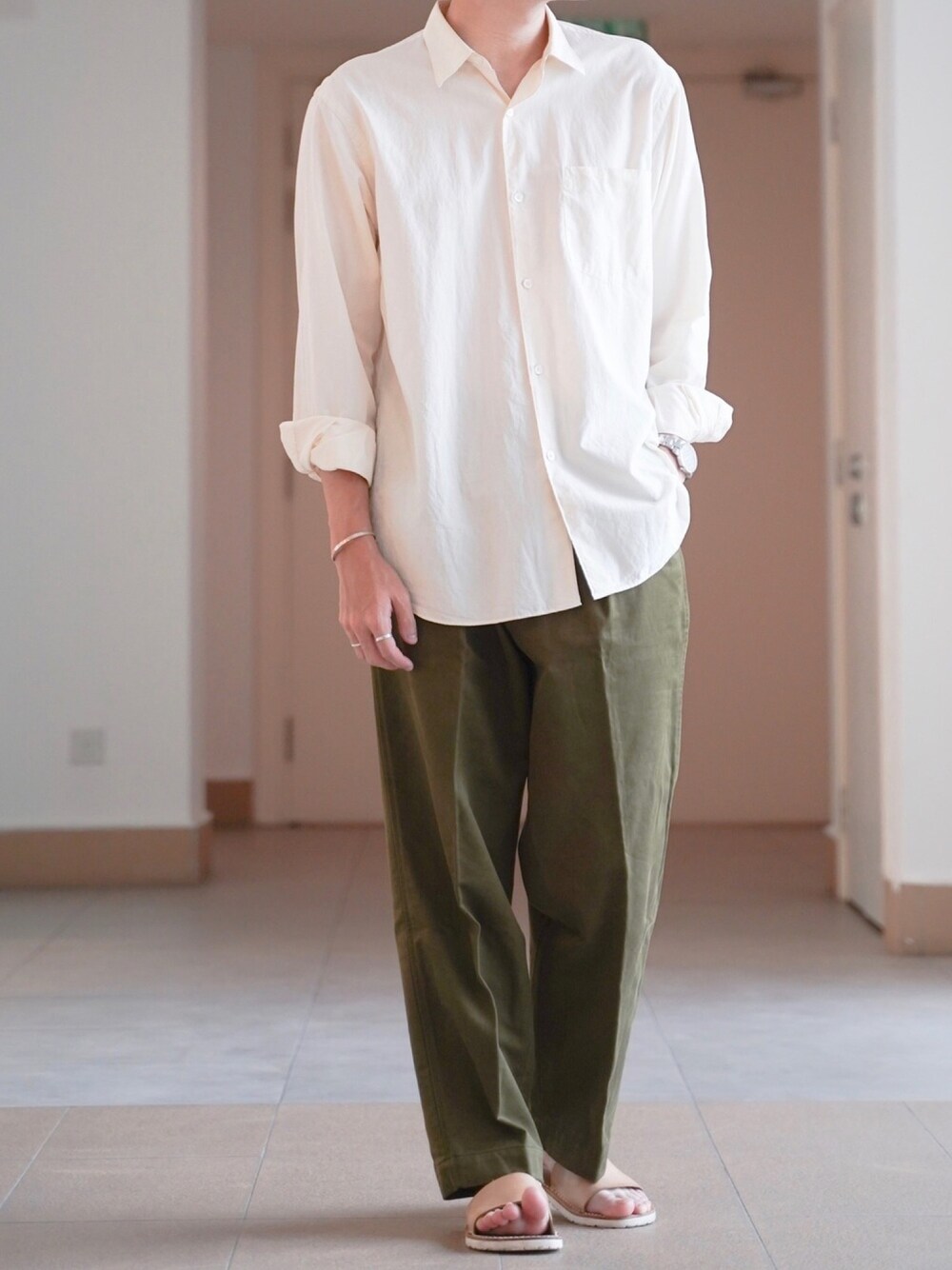 「白シャツ」｜「COMOLIのアイテム（シャツ/ブラウス、ホワイト系）」を使った、ponさん（メンズ・168cm）の夏コーディネートの1枚目の写真
