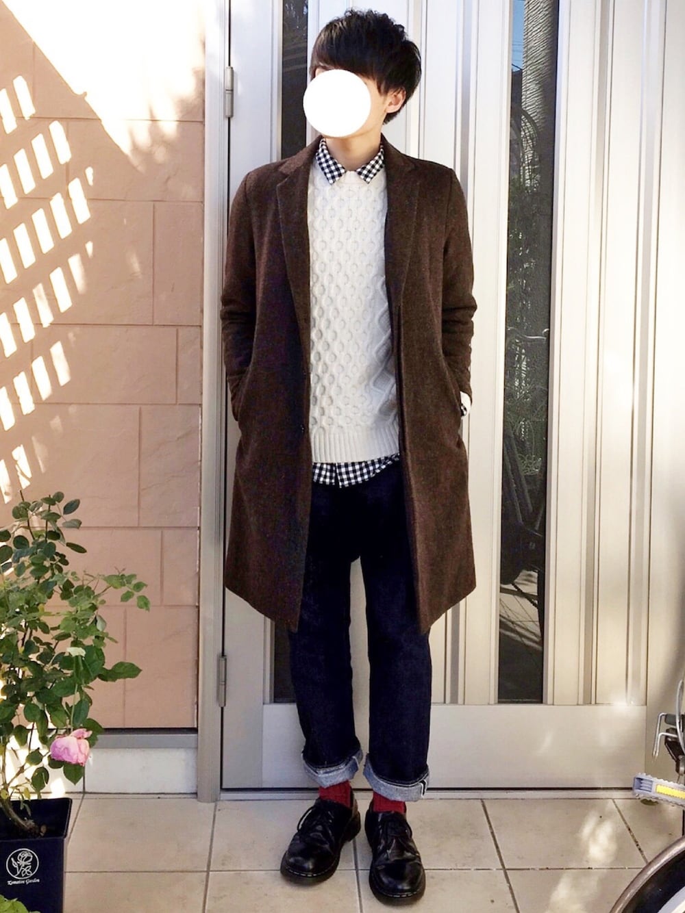 ブルー系のデニムパンツ、ブラック系のその他シューズを着用したメンズの冬コーディネートの1枚目の写真