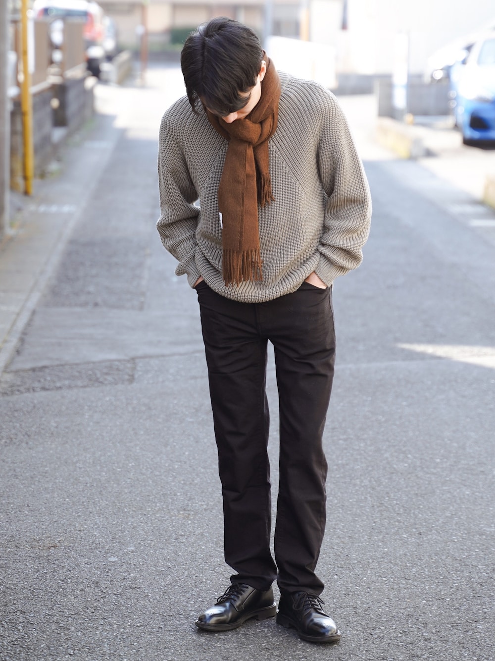 「私の推しブランド、ニット、マフラー」｜「THE INOUE BROTHERSの【THE INOUE BROTHERS】別注 大判マフラー（マフラー、ブラウン系）」を使った、ponさん（メンズ・168cm）の冬コーディネートの1枚目の写真