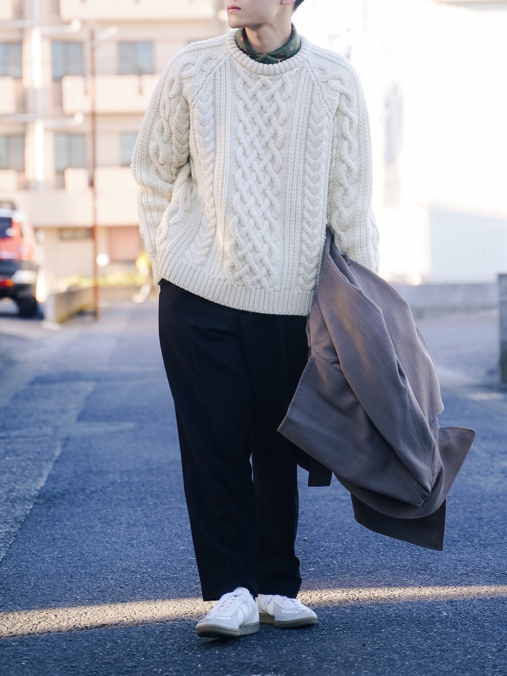 「アランニット」｜「BATONERの＜BATONER（バトナー）＞ ALAN CABLE（ニット/セーター、ホワイト系）」を使った、ponさん（メンズ・168cm）の冬コーディネートの1枚目の写真