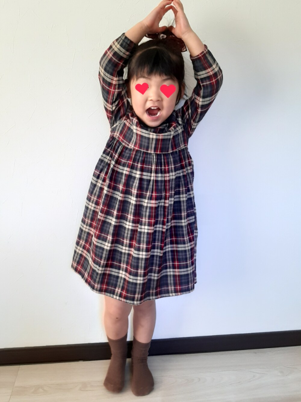 「チェック、プチプラ、4歳、韓国子供服、ブラウンコーデ、ワンピース、ワンピーススタイル、おしゃれになりたい、プチプラコーデ、キッスコーデ」｜「韓国服のアイテム（ワンピース、その他）」を使った、sapiiさん（キッズ・100cm）の冬コーディネートの1枚目の写真