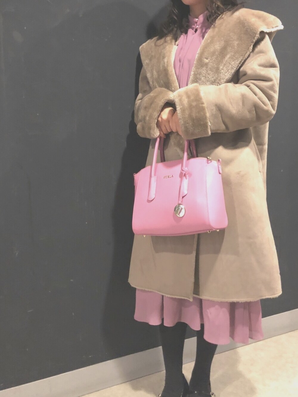 「バレンタイン、バレンタインデートスタイル、ピンク、ワンピース、ピンクワンピ、古着、ベージュ、ムートンコート、furla、低身長」｜「FURLAのアイテム（バッグ、ピンク系）」を使った、Hiroさん（レディース・150cm）の冬コーディネートの1枚目の写真