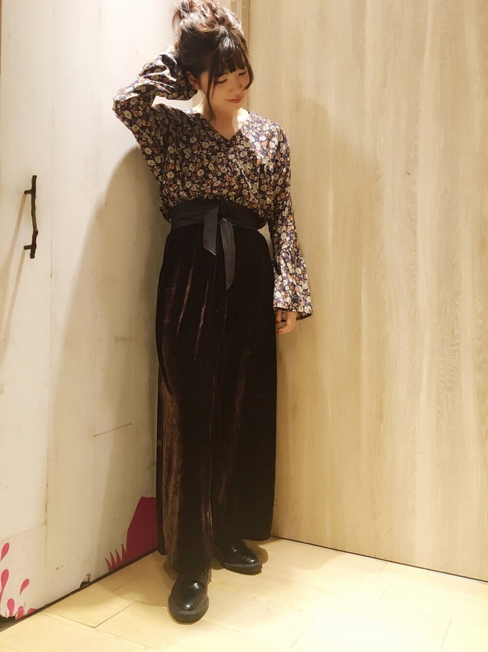 ブラウン系のその他パンツ、ブルー系のシャツ/ブラウス、ブラック系のシューズを着用したレディースの冬コーディネートの1枚目の写真