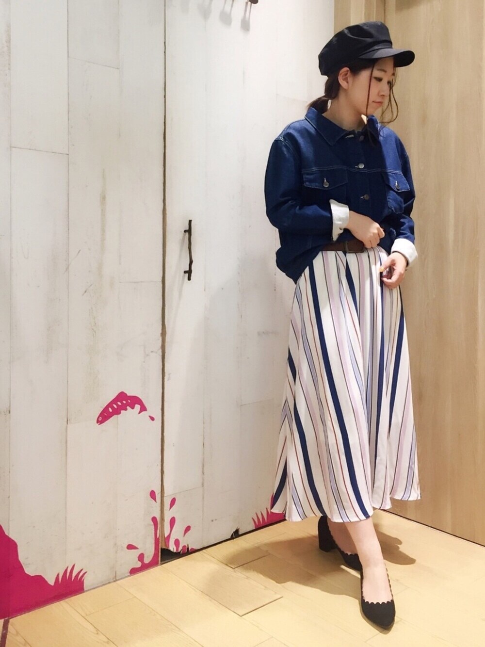 ブルー系のスカート、ブルー系のデニムジャケット、ブラウン系のベルトを着用したレディースの冬コーディネートの1枚目の写真