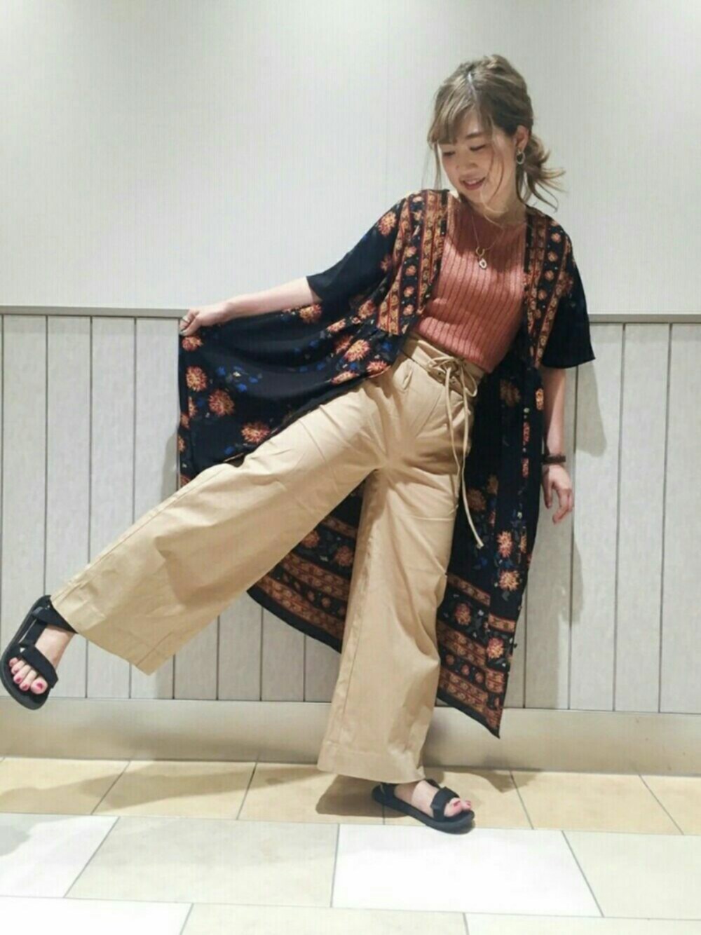 「楽チンコーデ、サンダル、ガウン、ワイドパンツ、ハイウエスト、ootd、夏、夏コーデ、チノパン、チノパンツ」｜「archivesのラメ二重臼ワイドリブ（ニット/セーター、レッド系）」を使った、おがさん（レディース・155cm）の夏コーディネートの1枚目の写真
