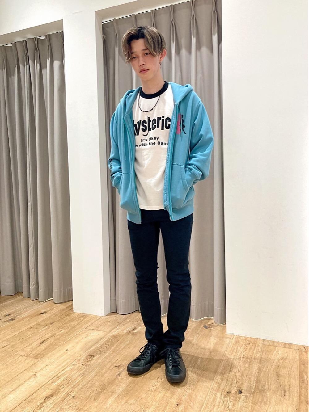 「シンプルコーデ、カジュアルコーデ、ヒステリックグラマー、ストリートコーデ、秋コーデ、でにむ、hysteric glamour」｜「HYSTERIC GLAMOURのクラシックローカット スニーカー（スニーカー、ブラック系）」を使った、Ryotaroooさん（メンズ・175cm）の秋コーディネートの1枚目の写真