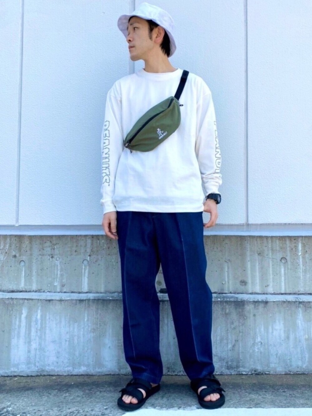 「Junred、ゆるコーデ、teva、サンダル、デニム、サコッシュ、スタッフセンバツ、春夏コーデ」｜「TevaのTEVA ORIGINAL SLING SLIDE（サンダル、ブラック系）」を使った、makoさん（メンズ・172cm）の春コーディネートの1枚目の写真