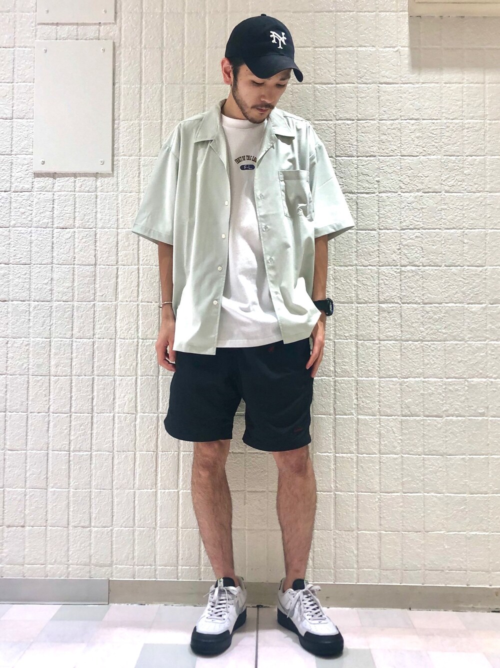 ブラック系のその他パンツ、ベージュ系のシャツ/ブラウス、ホワイト系のTシャツ/カットソーを着用したメンズの夏コーディネートの1枚目の写真